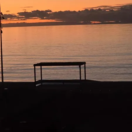 Les Flots Bleus Face à L Océan *