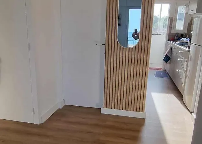 Les Flots Bleus Face A L Ocean *