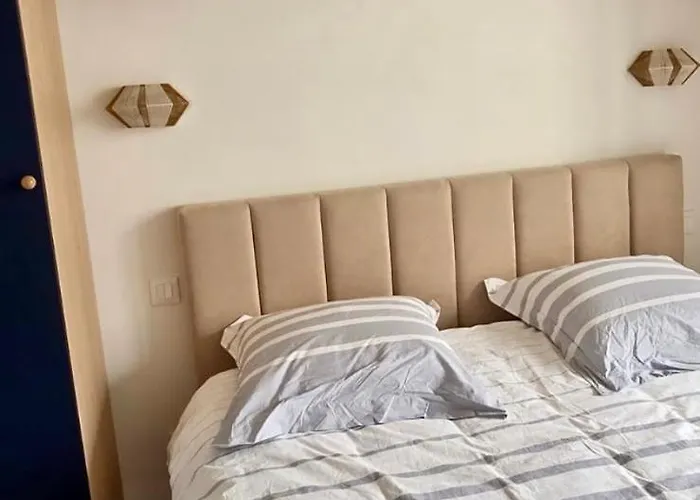 Les Flots Bleus Face A L Ocean *